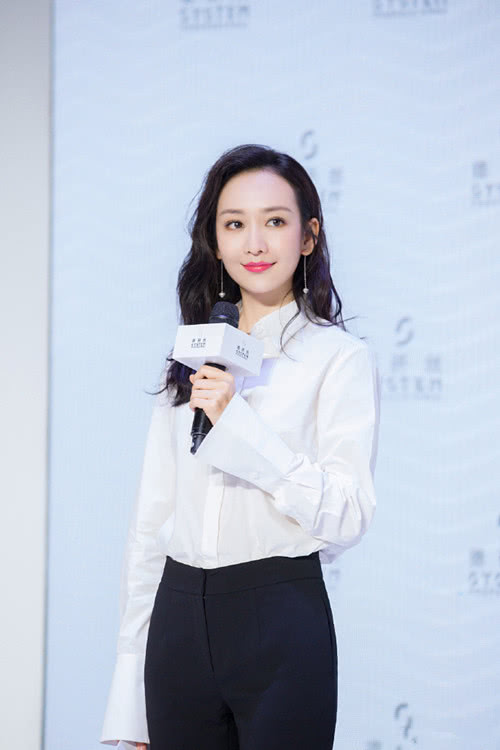 王鷗明星大偵探造型，自然美景中的心靈探索之旅